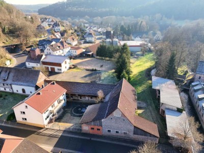 Ländlicher Wohntraum: Dreiseitenhof mit Scheunen und großem Grundstück