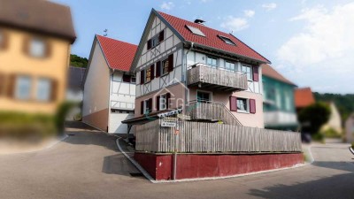 Kernsaniertes Einfamilienhaus mit großem Nebengebäude, 3 Garagen und Garten