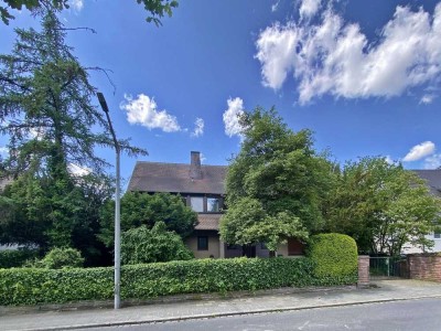 TOP LAGE STEIN BEI NÜRNBERG: ZWEIFAMILIENHAUS IM BUNGALOWSTIL MIT GROSSER GARAGE UND TRAUMGARTEN