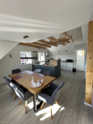Moderne 4 Zimmer Dachgeschosswohnung in zentraler Lage