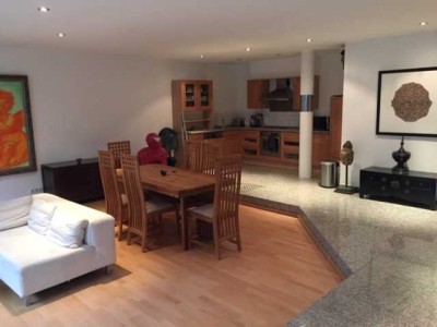 MÖBLIERTE, stilvoll & vollständig renovierte 2,5-Zimmer-Whg. mit kleiner Terrasse und EBK in Efferen