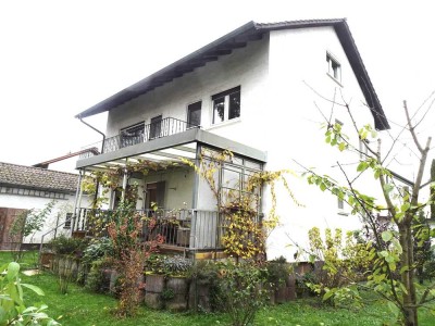 Freistehendes Einfamilienhaus in idyllischer Lage mit wunderschönem Garten und 2 Garagen