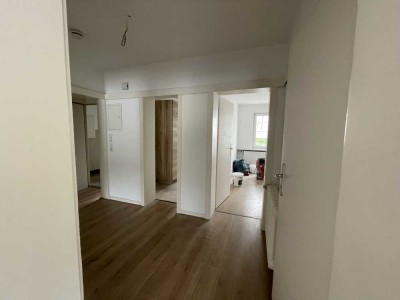 frisch modernisierte 3-Zimmerwohnung mit neuer Marken-Einbauküche und Balkon