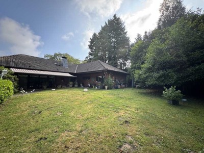 Freistehender Winkel-Bungalow mit Einliegerwohnung und   Garagen in begehrter Lage von Wassenberg