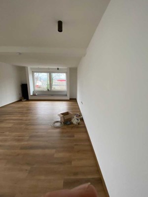 Freundliche und sanierte 6-Zimmer-Maisonette-Wohnung mit Balkon und EBK in Hildesheim