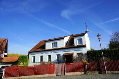 Ein großes Einfamilienhaus mit viel Nebengelass