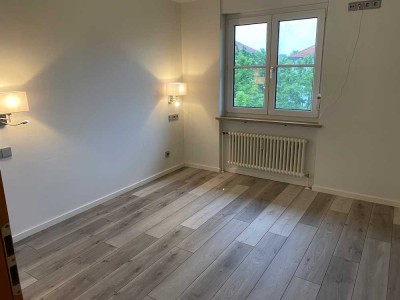 Schöne 2-Raum-Dachgeschoss-Galerie-Wohnung mit EBK und Balkon in Unterföhring