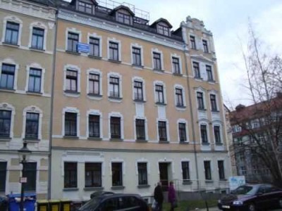 * Großezügige 2-Zimmer mit neuem Laminat, Wannenbad und Balkon zum Toppreis! *