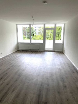 Tolles Appartement mit Balkon und separatem Schlafzimmer - Erstbezug nach Sanierung !