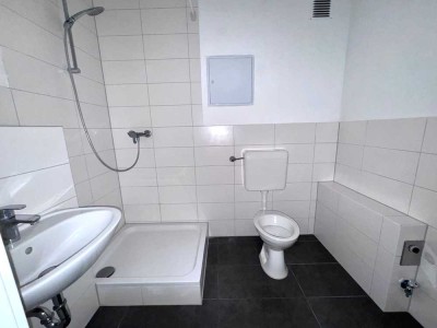 ab sofort ** 1 Raum Wohnung ** Aufzug ** Dusche **