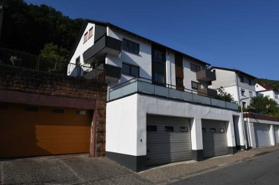 Sonnige, ruhig gelegene Dachgeschosswohnung mit großer Terrasse und Gartenhaus