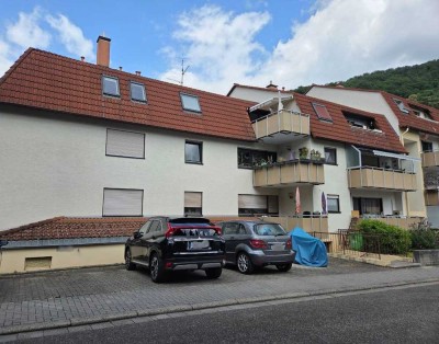 Stilvolle, gepflegte 3-Zimmer-Erdgeschosswohnung mit geh. Innenausstattung mit Balkon und EBK