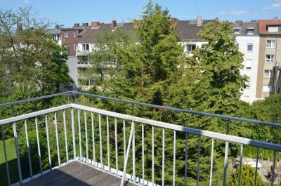 Schöne 2-Zimmer-Dachgeschosswohnung mit Einbauküche und großer Terrasse im Frankenberger Viertel