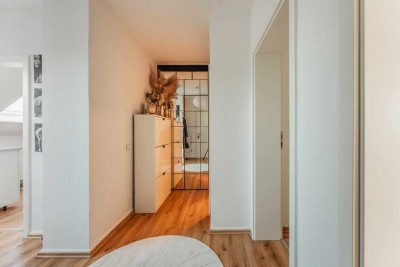 Modernisierte 2-Zimmer Dachgeschoss Wohnung mit Balkon und Blick ins Grüne