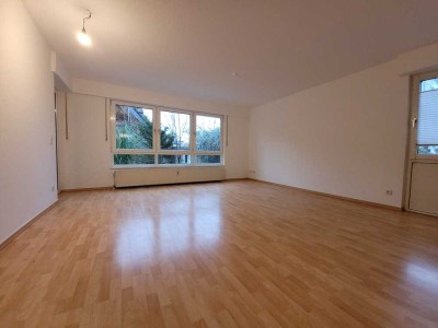 ca. 70m² renovierte 2-Zimmer Wohnung mit eigenem Garten in einem gepflegten MFH