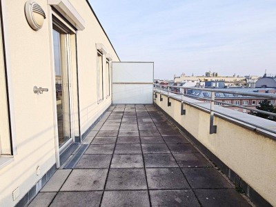 DACHGESCHOSS, UNBEFRISTET, klimatisierte 94 m2 Neubau mit 57 m2 Terrasse, Wohnküche, 2 Zimmer, Wannenbad, Parketten, Holbeingasse