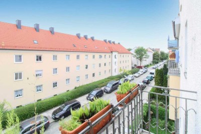 Charmante Altbauwohnung mit hohen Decken u. Balkon, nur 450 m zur U-Bahn "Milbertshofen U2/U8"