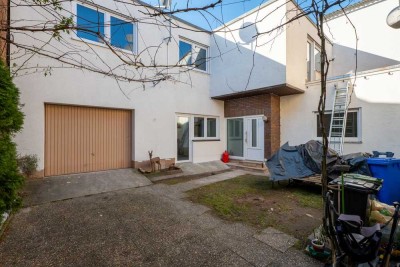 Komplett saniertes Haus in 2 Reihe (nach WEG) mit Garage und 2 Terrassen