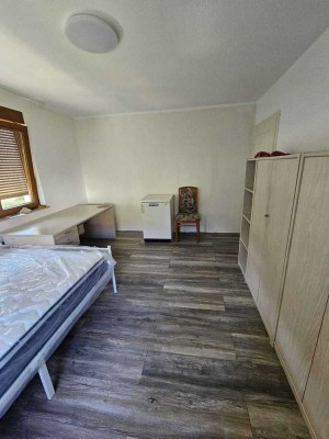 WG-Zimmer in 3er-WG, voll möbliert