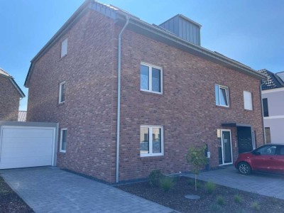 Erdgeschoss- Garten- Terrasse- Garage- Top Ausstatt. + 2 Zimmer i. Souterr.- komplett ca. 128 m².