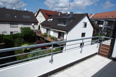 Helle 3,5 Zimmer Wohnung mit großem Balkon