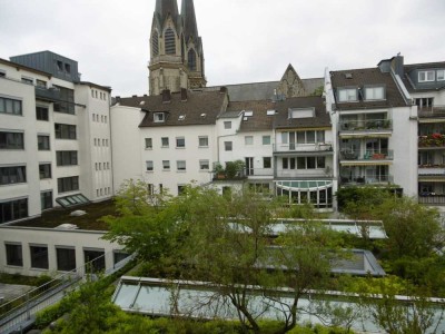 Attraktive 4-Zimmerwohnung mit Balkon in zentraler,ruhiger Lage! WG geeignet!