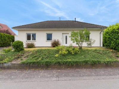 Ziehen Sie sofort ein! Ihr barrierefreier Bungalow mit schönem Garten in Kastel-Staadt