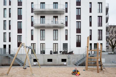 Neubau-Maisonette mit 5 Zimmern, 2 Südbalkonen & eigenem Garten