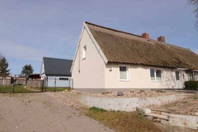 DOPPELHAUSHÄLFTE UND AUSGEBAUTES NEBENGEBÄUDE IN GARZ AUF DER INSEL USEDOM.