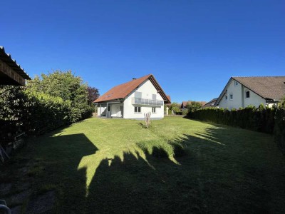 Gepflegtes Zweifamilienhaus mit großem Garten und Homegym in Jestetten