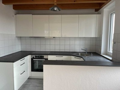 Schömberg-Oberlengenhardt, für ein junges Paar,  top 3,5-Zi-Maisonette inkl. EBK, 2 Bäder, Carport
