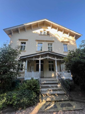 Helle und geräumige 3,5 Raum Wohnung in Altbauvilla mit parkähnlichem Grundstück zu vermieten