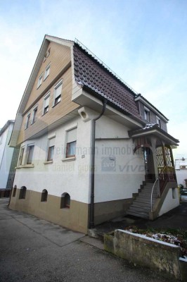 Charmantes 2- 3 Familien- Stadtwohnhaus mit Garten und Garage !