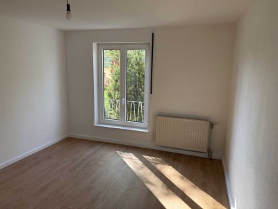 Helle, frisch renovierte 3-Zimmer-EG-Wohnung mit EBK und Stellplatz