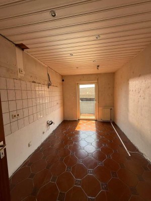 Lichtdurchflutete Dachgeschosswohnung mit 3 Zimmern, Balkon & Stellplatz – Mietfrei starten ab 01.11