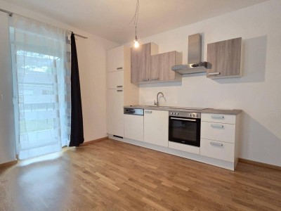 Neuwertige Mietwohnung im EG mit Garten, Garage und Parkplatz