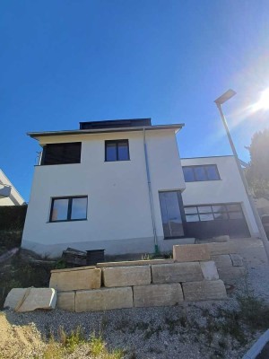 Schönes 7-Zimmer-Einfamilienhaus mit lux. Innenausstattung mit herrlichem Albblick in ruhiger Lage