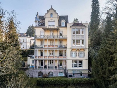 Exklusive Wohnung mit umlaufender Terrasse und parkähnlichem Garten