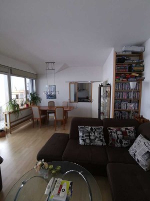 3 Zimmer Dachgeschosswohnung mit über 2,80 m Deckenhöhe.