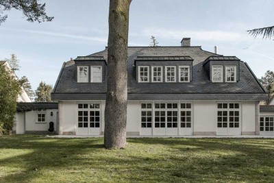 Imposante Villa im französischen Stil mit separatem Gästetrakt, Spa, 3 Kaminen und Parkgrundstück