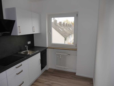 Exklusive, vollst. renovierte 2-Zimmer-Wohnung mit geh. Innenausstattung mit Balkon und EBK