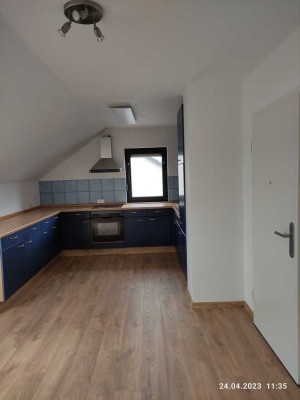 Schöne 2,5-Zimmer-Wohnung im  Dachgeschoss eines Dreifamilienhauses mit Balkon