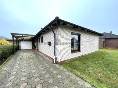 VERKAUFT! Suurhusen – Wohnen auf einer Ebene! Gepflegter Bungalow mit Garten, Kamin und Garage
