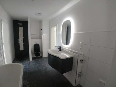 EXKLUSIVE 2R-WOHNUNG*LUXUS BAD*EINBAU KÜCHE*ZENTRUM*TOP LAGE*