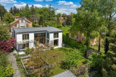 Lichtfülle und Transparenz: Familienoase mit traumhaftem Garten in Laufnähe zum See