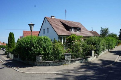 Geräumiges Einfamiliehaus mit schönem Garten und 2 Garagen