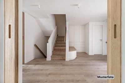 Einfamilien-Doppelhaushälfte mit Garage und Carport
