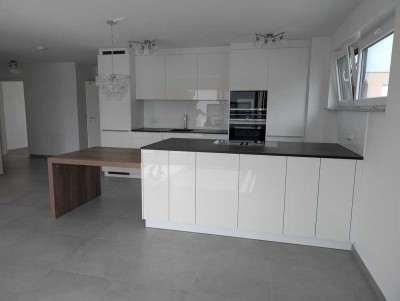 Geschmackvolle, neuwertige 4-Raum-DG-Wohnung mit geh. Innenausstattung mit Balkon und EBK
