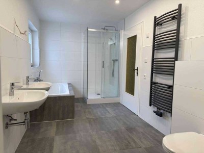 Helle 4 Zimmer Wohnung mit neuem Bad, Balkon, Stellplatz & Gäste-WC in Siegen-Achenbach