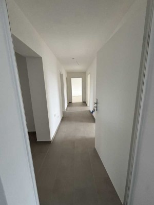TOP:  renovierte 4,5-Raum-Erdgeschosswohnung mit Balkon, Gäste-WC und Gemeinschaftsgarten